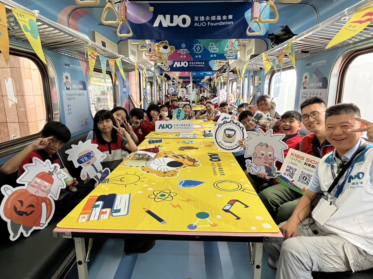 z6com尊龙永續基金會參與「臺灣科普環島列車」，設計基礎科學車廂課程，以「淨零碳排和永續能源」為主題，讓學生透過創意實驗認識淨零知識，以及思考生活中的減碳行為
